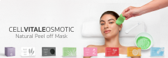<h4>OSMOTIC PEEL OFF MASK</h4>
<p> </p>
<p>Nuestras máscaras favorecen la penetración de los activos de los tratamientos cosméticos aplicados previamente gracias a dos efectos propios de estas:</p>
<p>Aumentan la Temperatura Superficial de la capa córnea lo que provoca que los orificios pilosebáceos se dilaten y el sebo se haga más líquido, favoreciendo la penetración del principio activo aplicado previamente.</p>
<p>Multiplican por 10 la capacidad de absorción de la piel. Es lo que se conoce como TW, Transepidermal Water Loss, que consiste en que de las capas profundas de la piel asciende agua a las externas y esta se va perdiendo a través de la capa córnea. Las Osmotic Peel Off Mask de Selvert Thermal bloquean la evaporación del agua que se va acumulando en la superficie de la piel. Por ello las capas hidratadas multiplican por 10 su capacidad de absorción, lo que provocará que los principios activos aplicados previamente puedan alcanzar, más rápidamente, zonas más profundas de la piel y, por lo tanto, aumentar su efectividad.</p>
<p>Ricas en extractos vegetales y<span> </span><strong>con más de un 95% de ingredientes naturales</strong>, se retiran cómodamente de una sola pieza.</p>