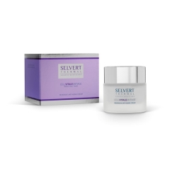 <p>Crema facial de la línea Cell Vitale anti-âge indicada para aquellas pieles más maduras o castigadas por el paso del tiempo. Su riqueza en células madre vegetales contribuye al tratamiento del envejecimiento cutáneo prematuro a la vez que favorece la redefinición y remodelado del contorno del rostro y del doble mentón.</p>
<p>Indicada para aquellas pieles más maduras o castigadas por el paso del tiempo, su riqueza en células madre vegetales contribuye al tratamiento del envejecimiento cutáneo prematuro.</p>