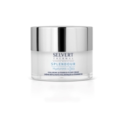 Crema redensificadora e hidratante que suaviza las arrugas y líneas de expresión gracias a su formulación con ácido hialurónico y niacinamida.
SPF 15. Tarro 50 ml. <p>Crema redensificadora e hidratante que suaviza las arrugas y líneas de expresión gracias a su formulación con ácido hialurónico y niacinamida.<br />SPF 15. Tarro 50 ml.</p>